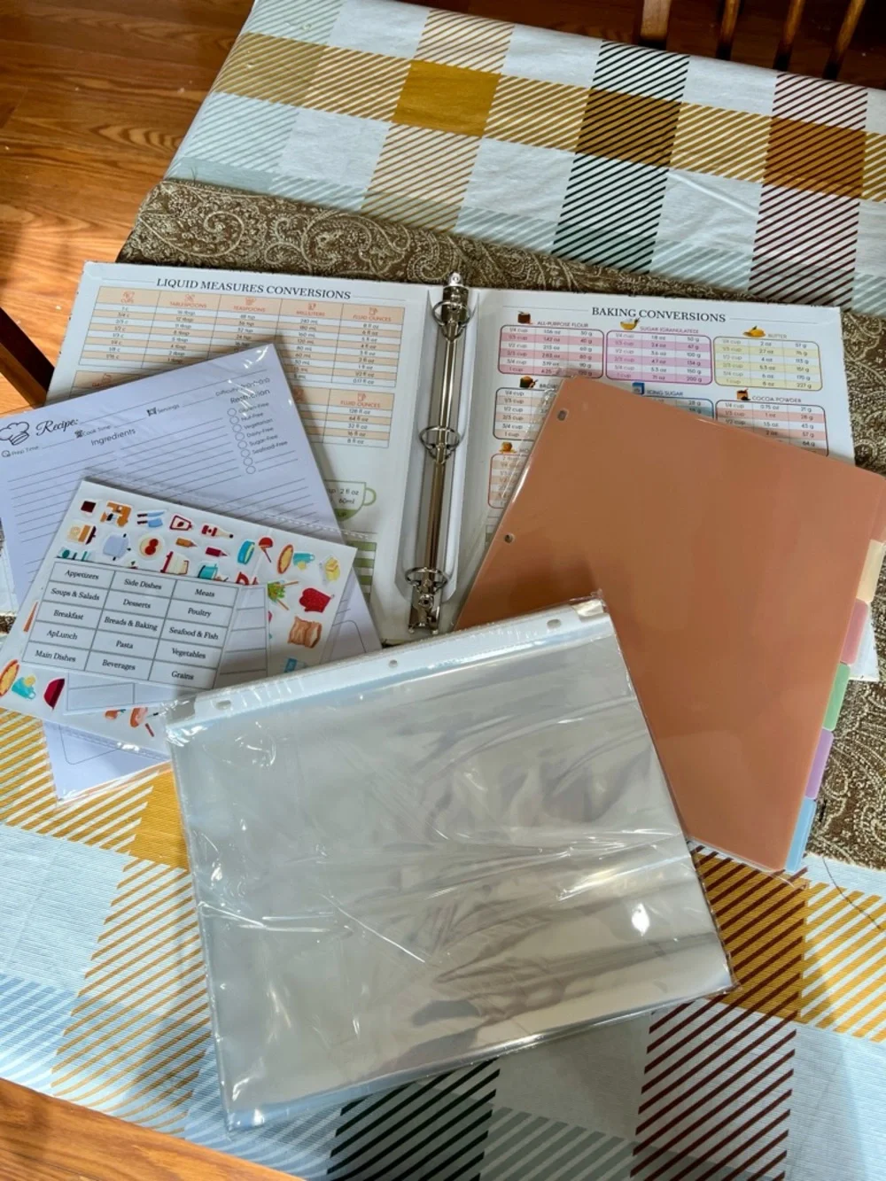 NEW in Box Recipe Binder 60 Plastic Sleeves, 12 Dividers, 60 Blank Recipe Cards